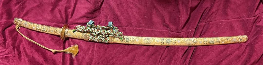 Ultra-rare masterpiece, replica sword, decorated tachi style, brocade-wrapped, gold-plated nagafukurin (gold fukurin), golden tsukurikomi tachi, life-size