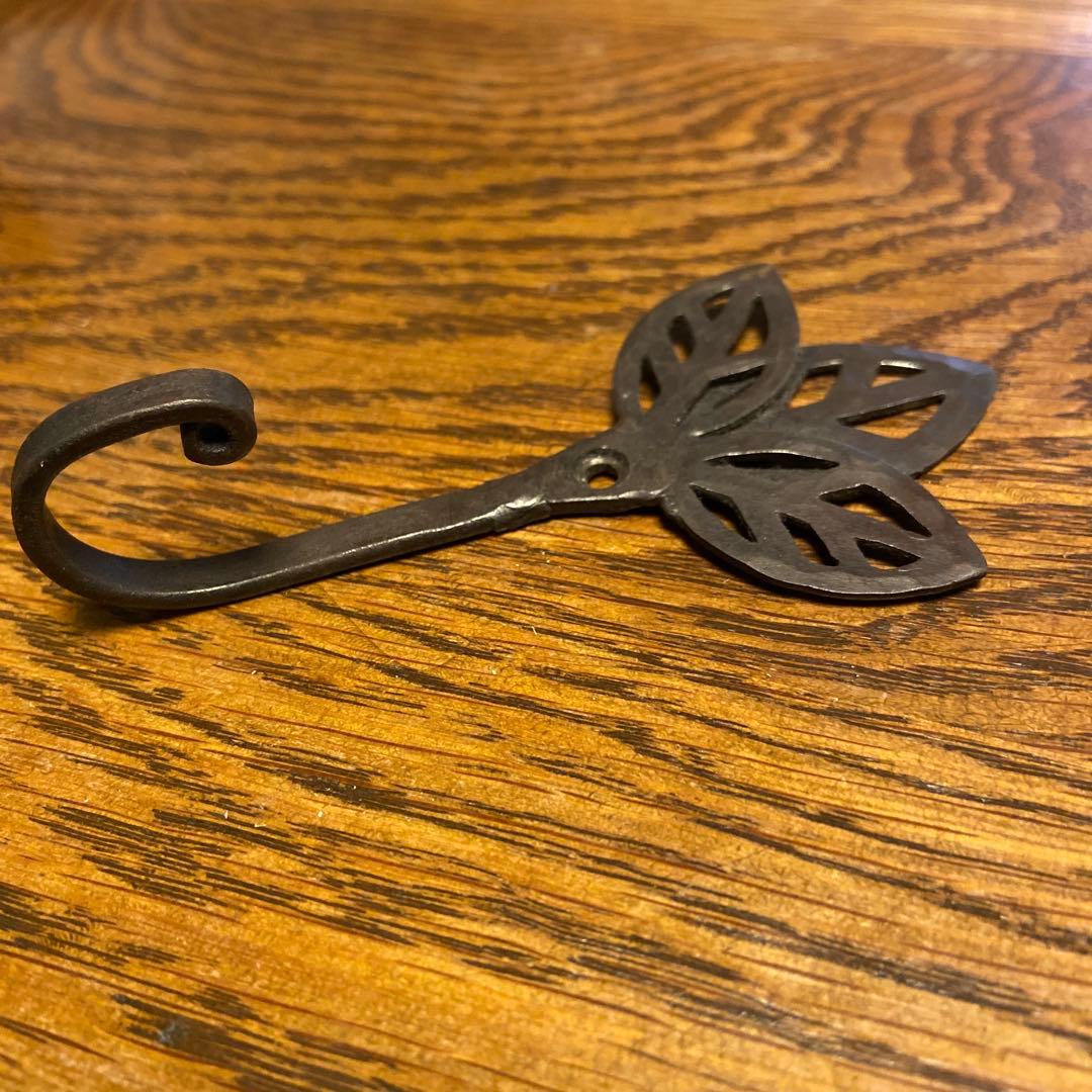 Leaf design iron wall hook